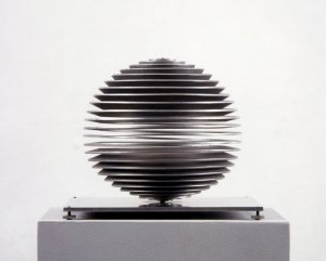 Martin Willing: Kugel, radial, 1996, Duraluminium (20 mm, L 10,5 m), gebogen, geschweißt, vorgespannt, auf Aluminiumplatte, H 20 cm, Grundpaltte 24x24 cm